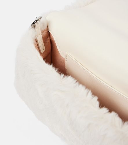 Coque pour téléphone Viv Choc en shearling synthétique à ornements - Roger Vivier - Modalova