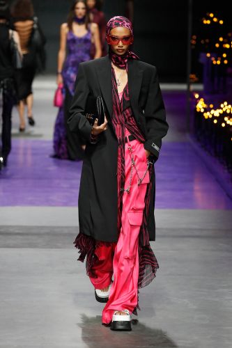 Versace Pantalon cargo en satin - Versace - Modalova