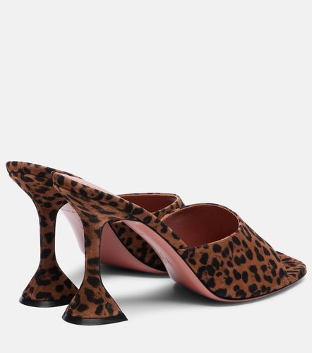 Mules Lupita 95 en daim à motif léopard - Amina Muaddi - Modalova