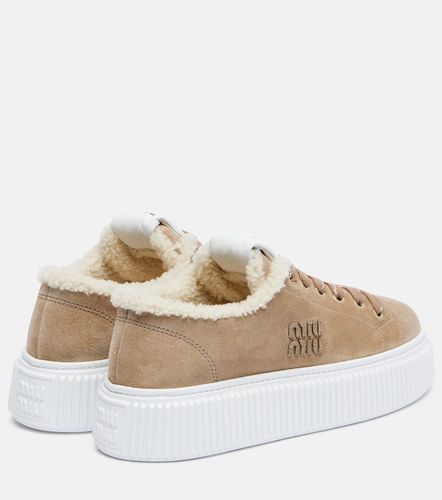 Baskets à plateforme en daim et shearling - Miu Miu - Modalova
