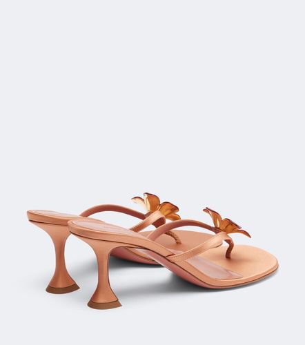 Mules Vittoria en satin à ornements - Amina Muaddi - Modalova