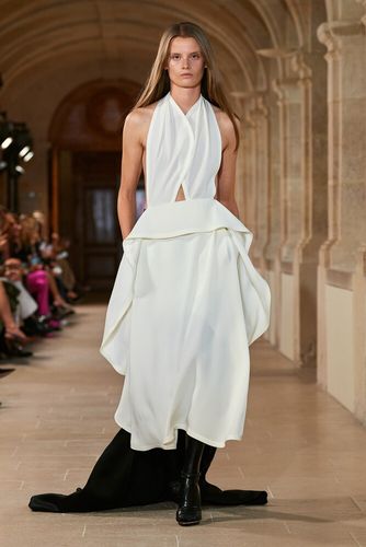 Robe longue en crêpe et satin - Victoria Beckham - Modalova