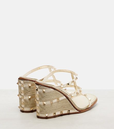 Mules compensées Rockstud en cuir métallisé - Valentino Garavani - Modalova