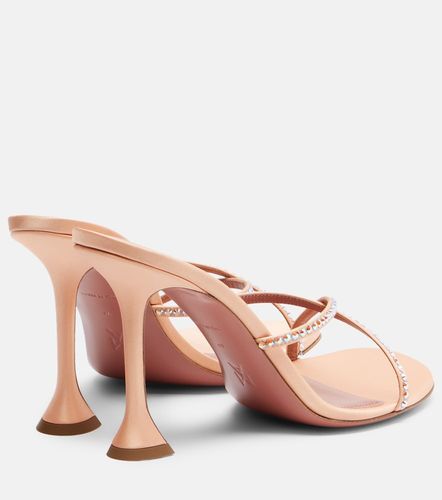 Mules Sally en satin à ornements en cristal - Amina Muaddi - Modalova