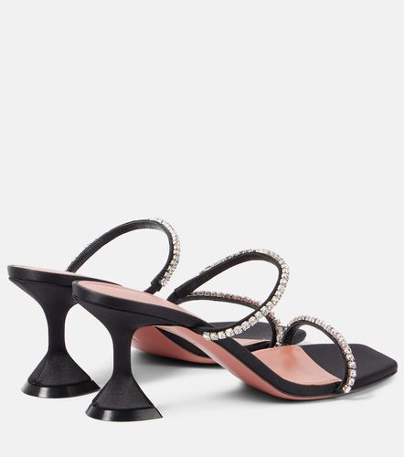 Mules Gilda 70 en satin à ornements - Amina Muaddi - Modalova
