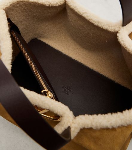Sac VLogo Medium en daim - Valentino Garavani - Modalova