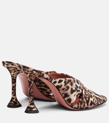 Mules Salma en satin à imprimé léopard - Amina Muaddi - Modalova