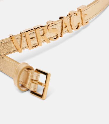 Ceinture en cuir métallisé à logo - Versace - Modalova