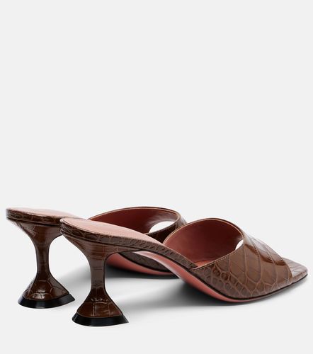 Mules Lupita en cuir embossé - Amina Muaddi - Modalova