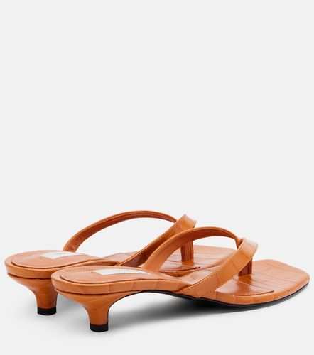 Sandales en cuir façon croco - Toteme - Modalova