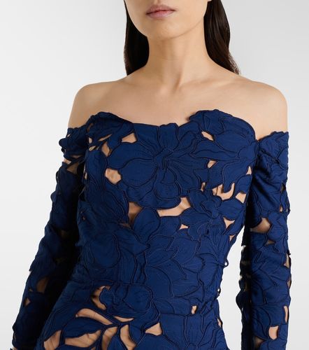 Robe longue en guipure à encolure bardot - Costarellos - Modalova