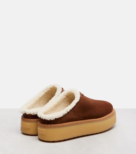 Mules Evolve à plateforme en daim et shearling - Prada - Modalova