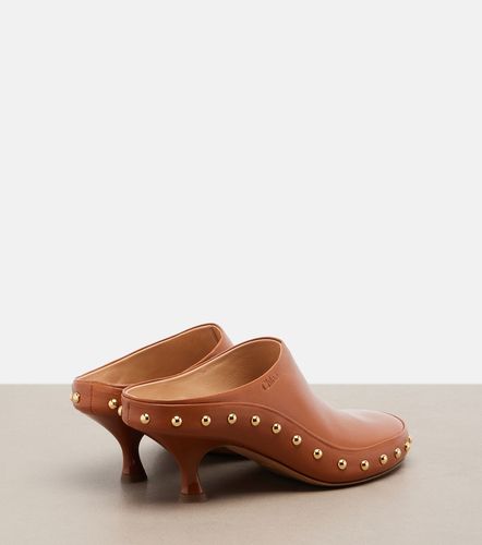 Chloé Mules en cuir à clous - Chloe - Modalova