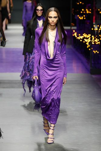 Versace Robe longue en satin - Versace - Modalova