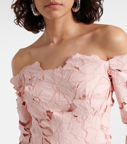 Robe longue Kasia en dentelle à encolure bardot - Costarellos - Modalova