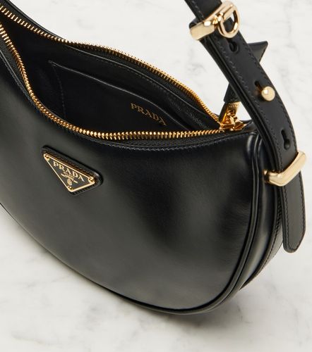 Sac porté épaule Arqué Small en cuir - Prada - Modalova