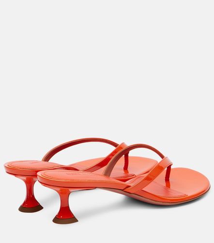 Mules Juliette 45 en cuir verni - Amina Muaddi - Modalova