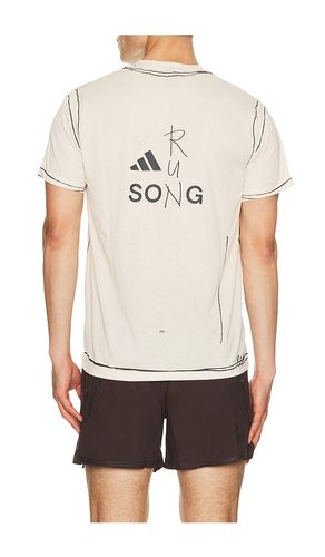 Running Tee en . Taille M. Also en L, XL/1X - adidas by Song for the Mute - Modalova
