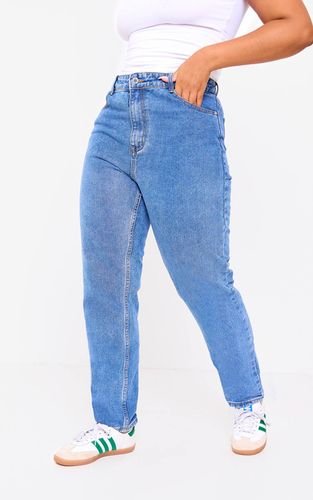 Mid Blue Wash Jean Mom Délavé Taille Mi-haute Grande Taille | Taille 44 - PrettyLittleThing - Modalova