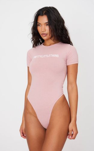 Light Pink Body À Manches Courtes Avec Logo | Taille XS - PrettyLittleThing - Modalova