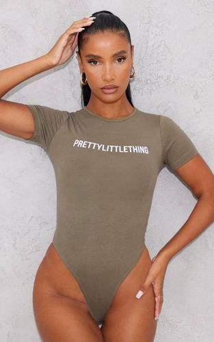 Sage Khaki Body À Manches Courtes Avec Logo | Taille XL - PrettyLittleThing - Modalova