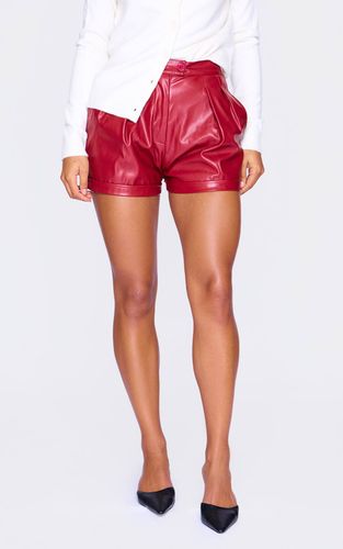 Cherry Red Short En Synthétiquecuir Lavé Premium Avec Détails Plissés | Taille 32 - PrettyLittleThing - Modalova