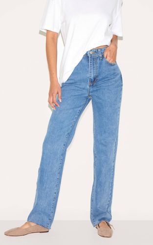 Mid Blue Wash Jean Droit À Ourlet Brut | Taille 34 - PrettyLittleThing - Modalova
