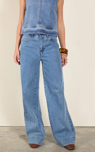 Mid Blue Wash Jean Large À Détails De Coutures | Taille 42 - PrettyLittleThing - Modalova