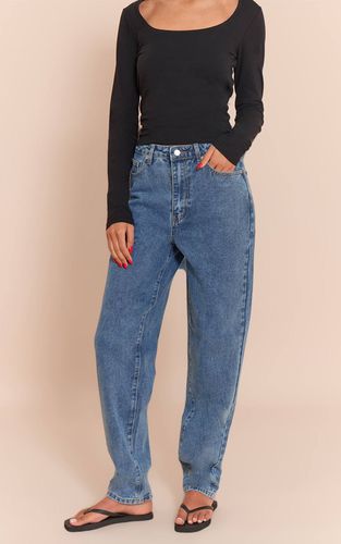 Mid Blue Wash Jean Mom Taille Haute Coupe Longue | Taille 36 - PrettyLittleThing - Modalova
