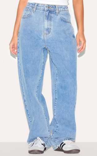 Mid Blue Wash Petite Jean Boyfriend Taille Haute | Taille 42 - PrettyLittleThing - Modalova