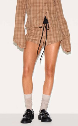 Short Mini Petite À Carreaux Avec Détail De Ceinture | Taille 42 - PrettyLittleThing - Modalova