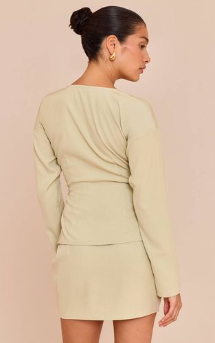 Soft Olive Haut Long Petite Sans Col Avec Fermeture À Crochets Et Taille Cintrée | Taille 36 - PrettyLittleThing - Modalova