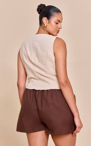 Natural Gilet Sans Manches Grande Taille En Lin Premium Olive Asymétrique Avec Boutons | Taille 44 - PrettyLittleThing - Modalova