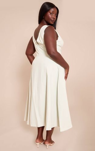 Sage Green Robe Mi-longue Cintrée Tissée À Décolleté Plongeant Et Boutonnage Grande Taille | Taille 54 - PrettyLittleThing - Modalova