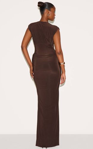 Chocolate Brown Robe Longue Drapée À Double Couche Avec Décolleté Plongeant Et Épaules Froncées | Taille 42 - PrettyLittleThing - Modalova