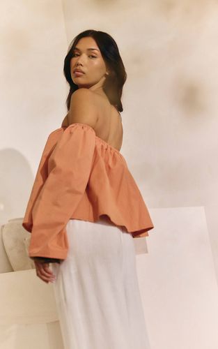 Apricot Haut Bardot Flottant En Peau De Pêche | Taille 42 - PrettyLittleThing - Modalova