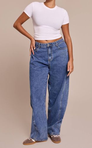 Mid Blue Wash Jean Large Décontracté Avec Détails De Coutures - Grande Taille | Taille 52 - PrettyLittleThing - Modalova