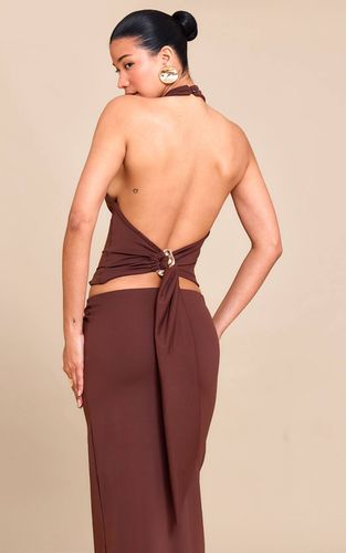 Chocolate Brown Top Dos Nu À Col Licou Avec Détail Doré En Matière Mate Sculptante | Taille 42 - PrettyLittleThing - Modalova