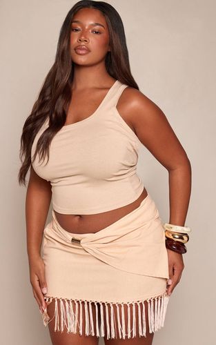 Mini-jupe Grande Taille En Lin Beige Avec Bordure Dorée Et Ourlet À Pompons | Taille 46 - PrettyLittleThing - Modalova