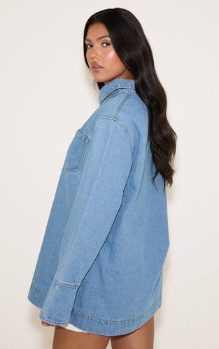 Mid Blue Wash Chemise En Denim Oversize Style Rugby | Taille 32 - PrettyLittleThing - Modalova