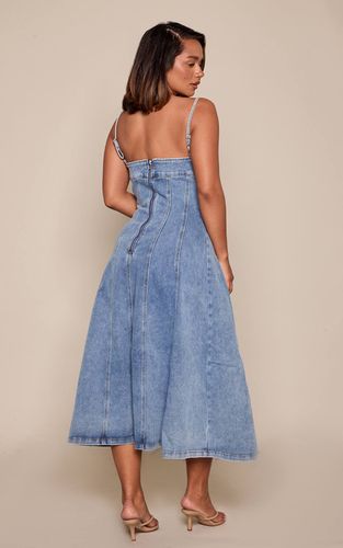 Mid Blue Wash Robe Droite Mi-longue En Denim Stretch Écru Avec Détails De Coutures Et Col Licou | Taille 34 - PrettyLittleThing - Modalova