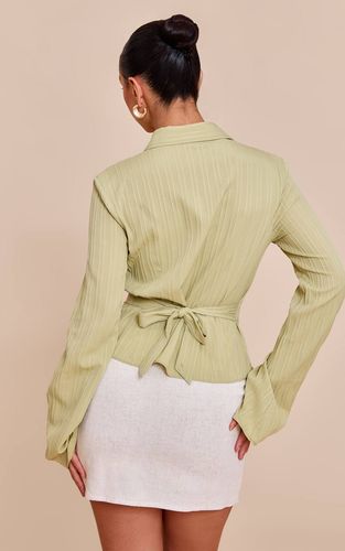 Sage Green Chemise En Satin Texturé À Nouer Dans Le Dos | Taille 32 - PrettyLittleThing - Modalova
