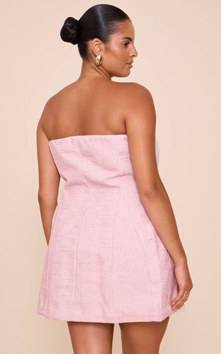 Dusty Pink Robe Trapèze Grande Taille Premium En Bouclé Blanc Avec Camélias | Taille 46 - PrettyLittleThing - Modalova