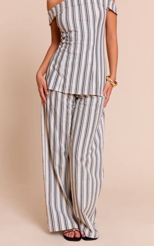 Natural Pantalon Large Tailleur À Rayures Texturées | Taille 32 - PrettyLittleThing - Modalova