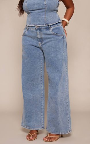 Mid Blue Wash Jean Grande Taille À Taille Ajustable | Taille 44 - PrettyLittleThing - Modalova
