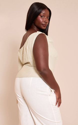 Sage Green Haut Grande Taille Texturé Tissé À Détail De Finition Asymétrique | Taille 46 - PrettyLittleThing - Modalova