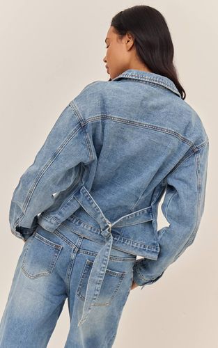 Mid Blue Wash Veste En Jean Plissée Avec Dos Cintré | Taille 42 - PrettyLittleThing - Modalova
