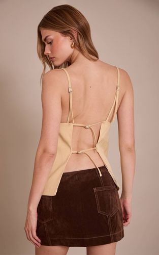 Butter Lemon Top Caraco Tissé Structuré Avec Détail De Bretelle Au Dos | Taille 42 - PrettyLittleThing - Modalova