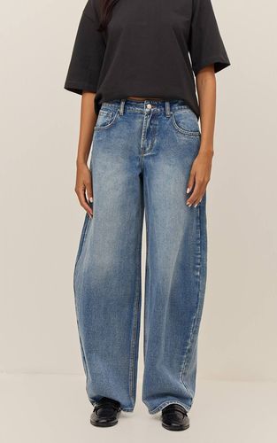 Mid Blue Wash Jean Barrel Taille Basse Bleu Moyen | Taille 42 - PrettyLittleThing - Modalova