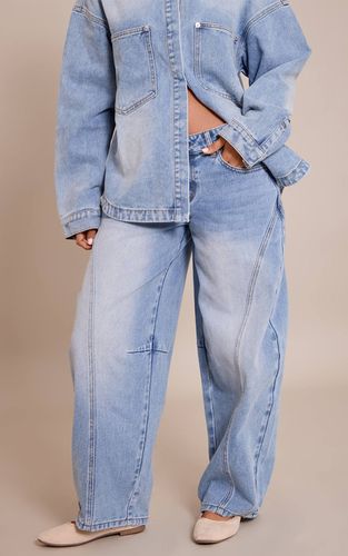 Mid Blue Wash Jean Barrel Blanc Petite Avec Détails De Couture | Taille 32 - PrettyLittleThing - Modalova